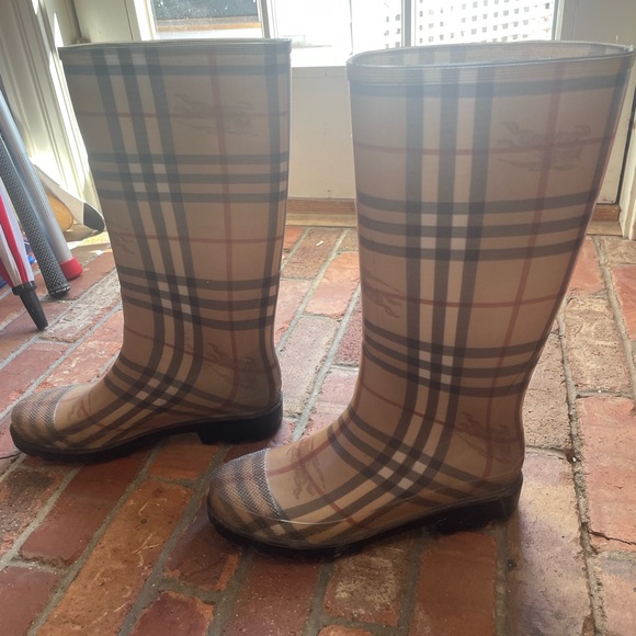 Burberry rain boots - Picture 2 of 5